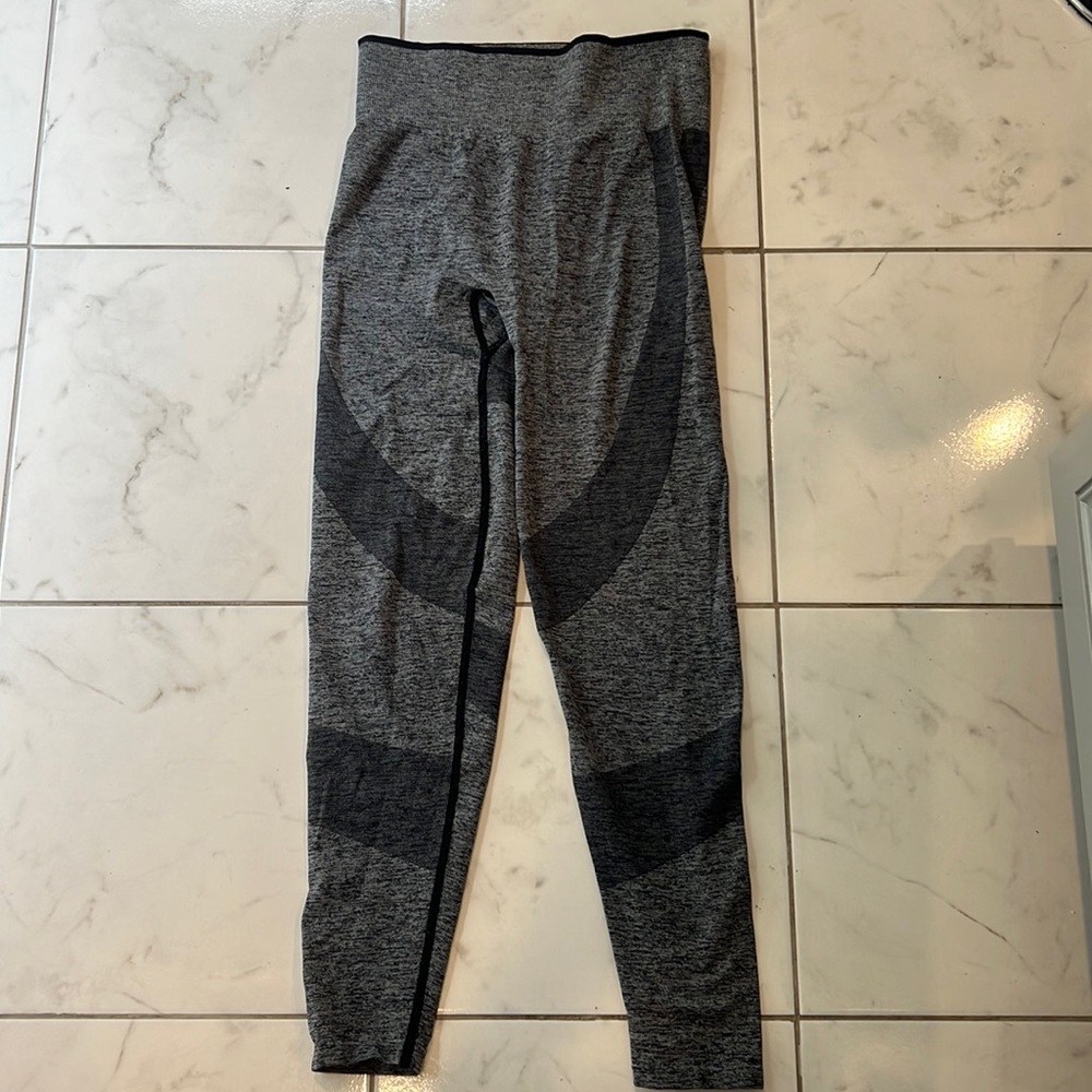 pink seamless leggings.